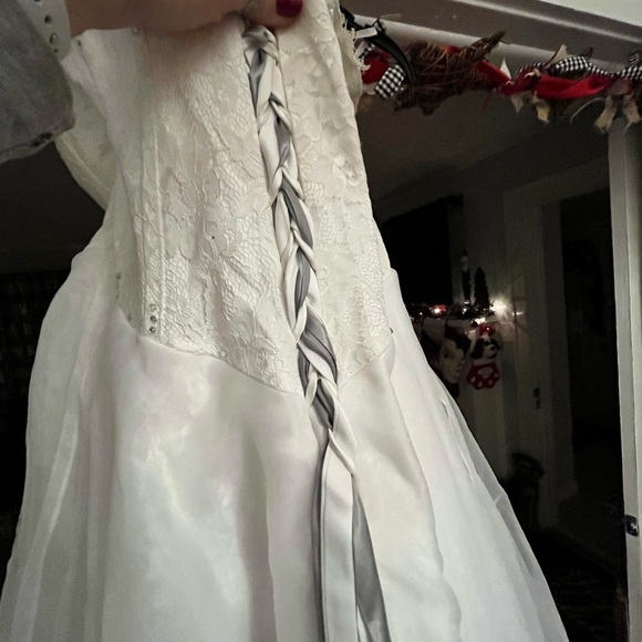 White, high-low, sleeveless, wedding dress - Picture 6 of 7